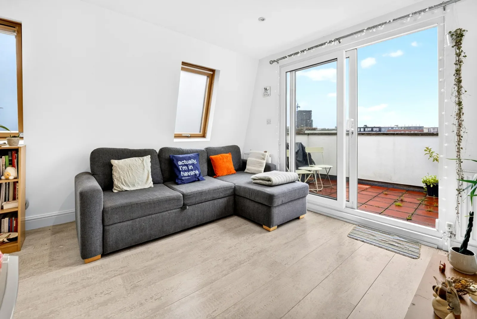 Flat College Place in Greater London
