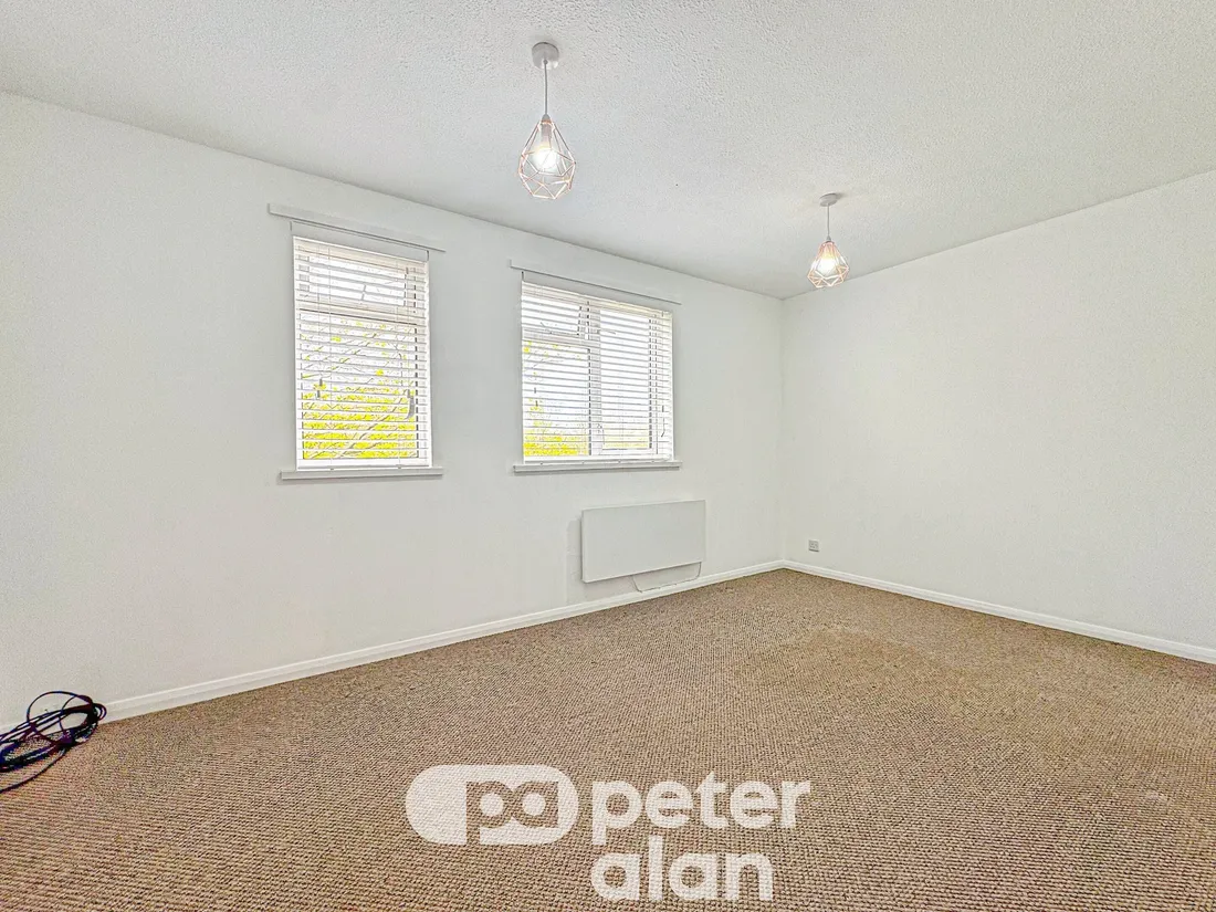 Flat Llwyn Deri Close in Rhiwderin