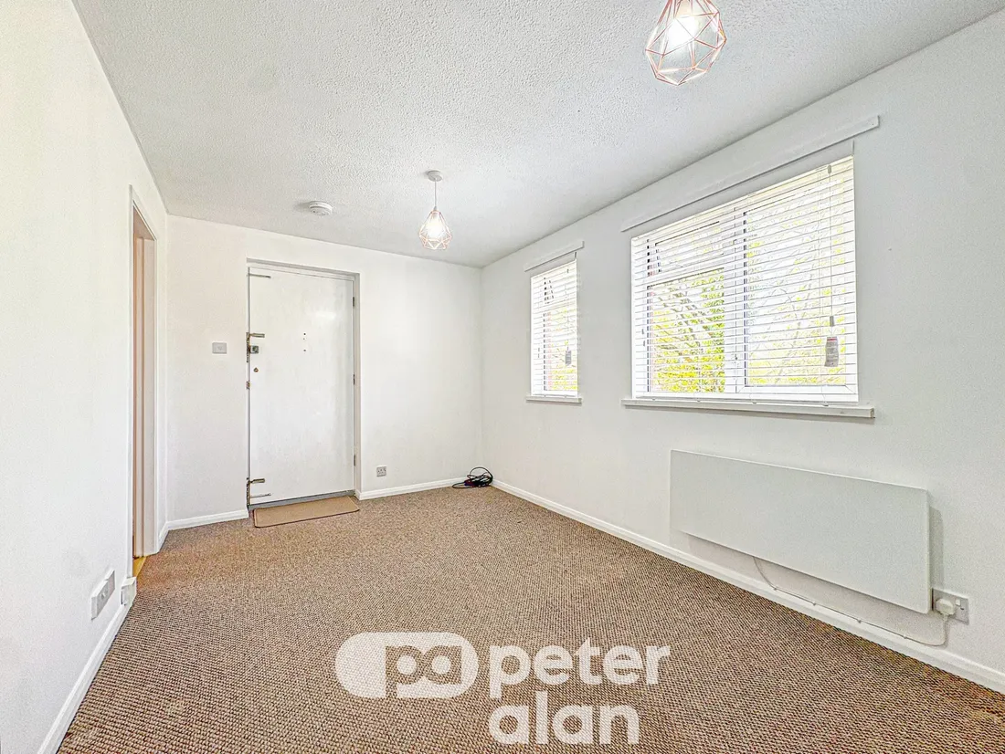 Flat Llwyn Deri Close in Rhiwderin