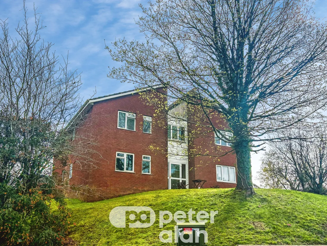 Flat Llwyn Deri Close in Rhiwderin