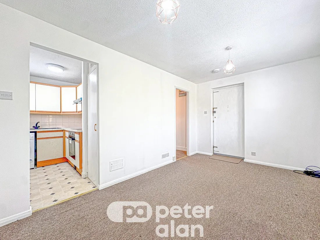 Flat Llwyn Deri Close in Rhiwderin