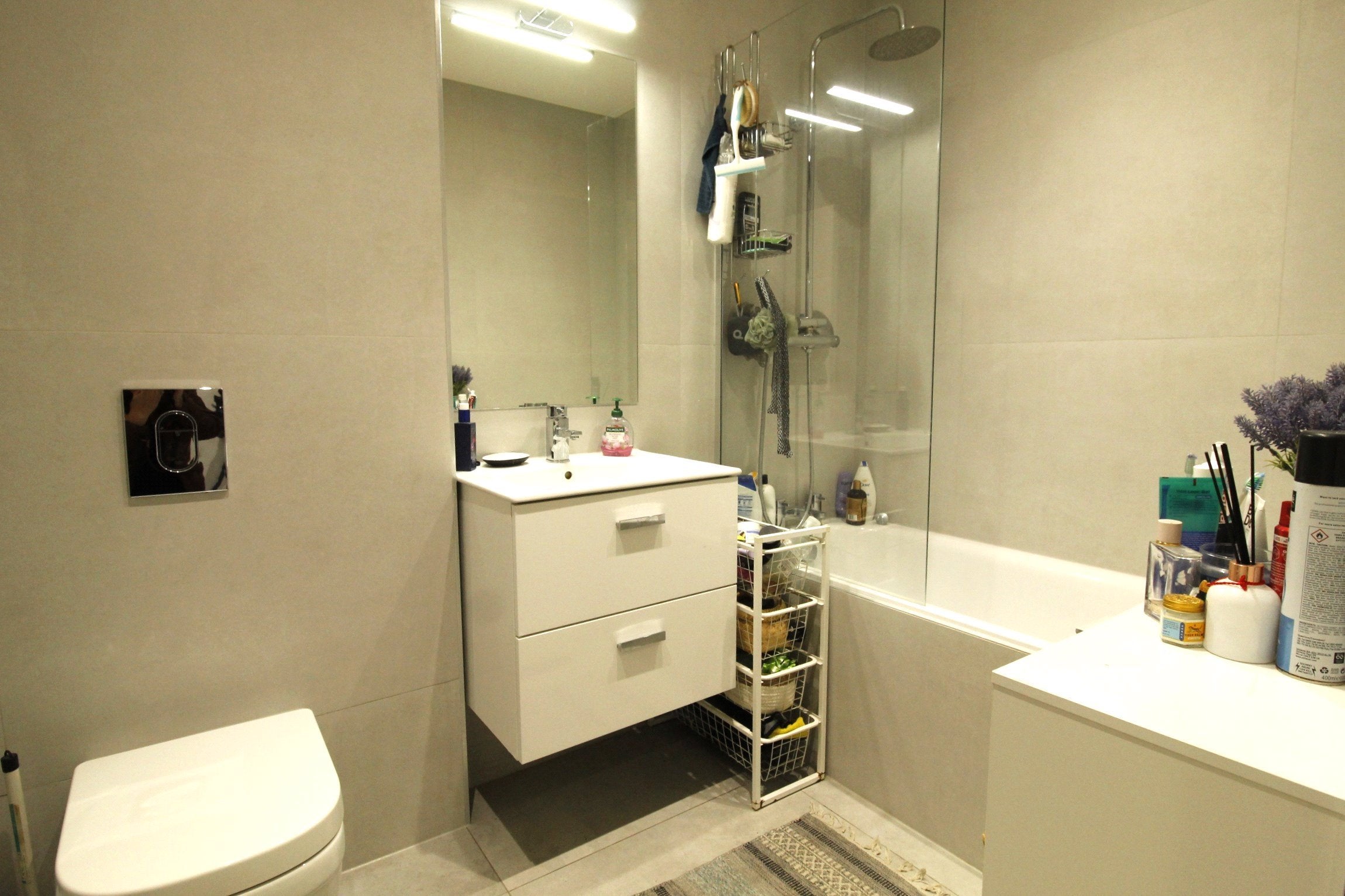 Flat Daisy Close in Greater London