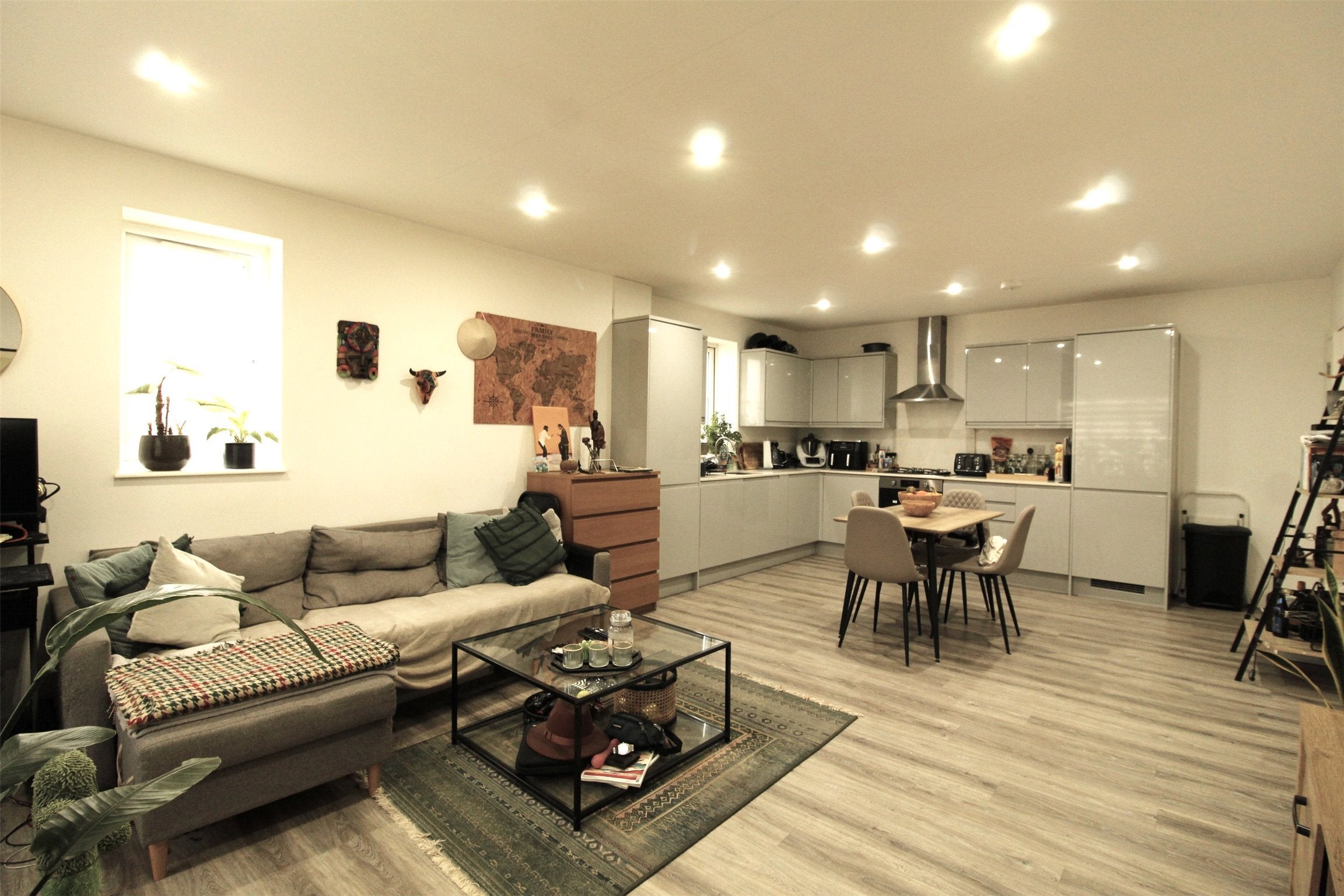 Flat Daisy Close in Greater London