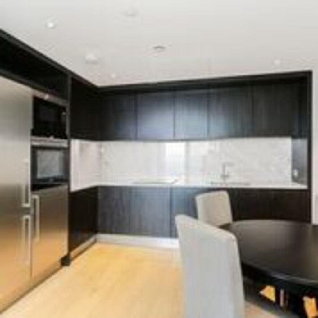 Flat Biscayne Avenue in Greater London