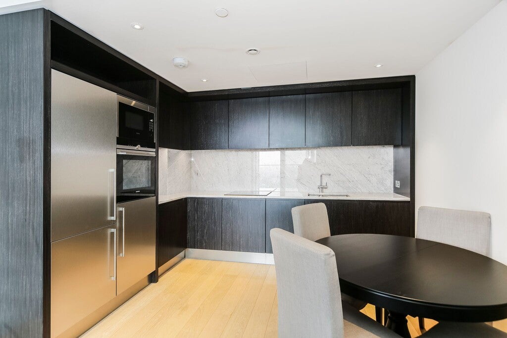 Flat Biscayne Avenue in Greater London