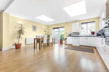 Flat Pendennis Road in Greater London