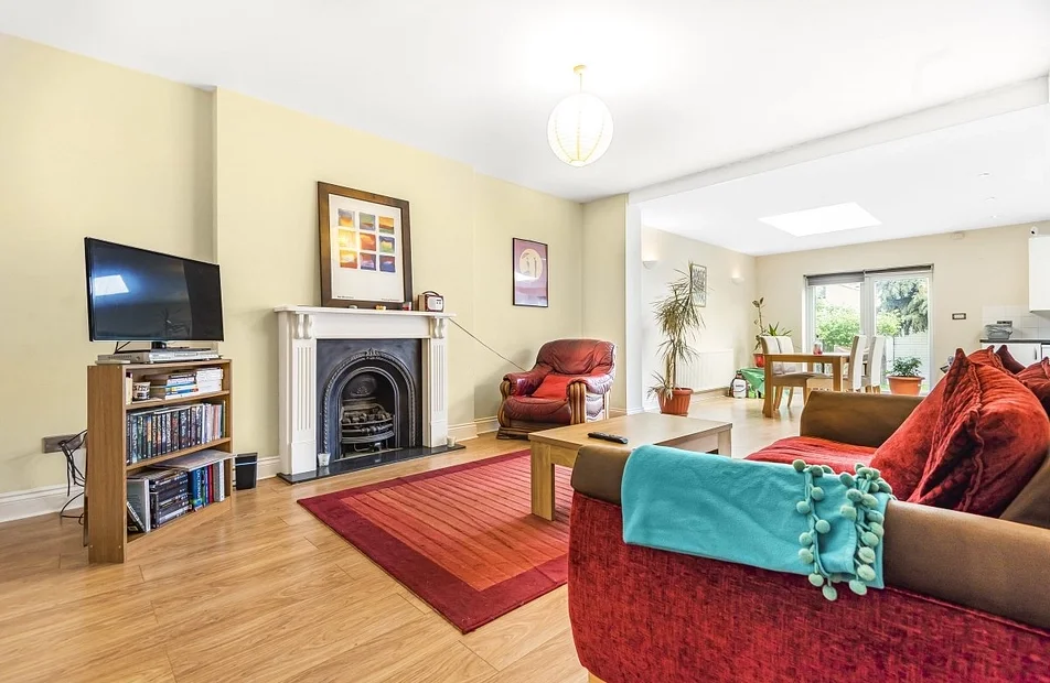Flat Pendennis Road in Greater London