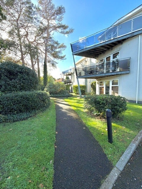 Flat Penn Hill Avenue in Poole