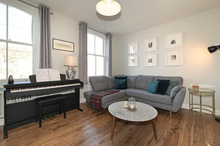 Flat Reverdy Road in Greater London