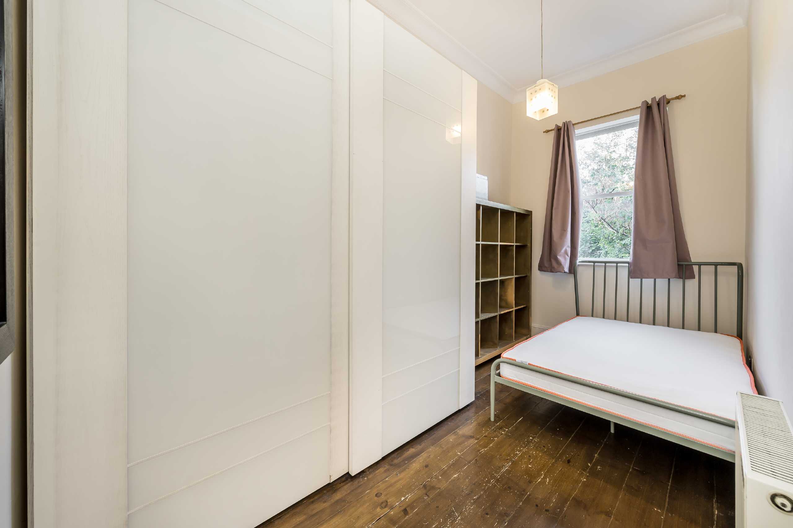 Flat Holland Road in Greater London