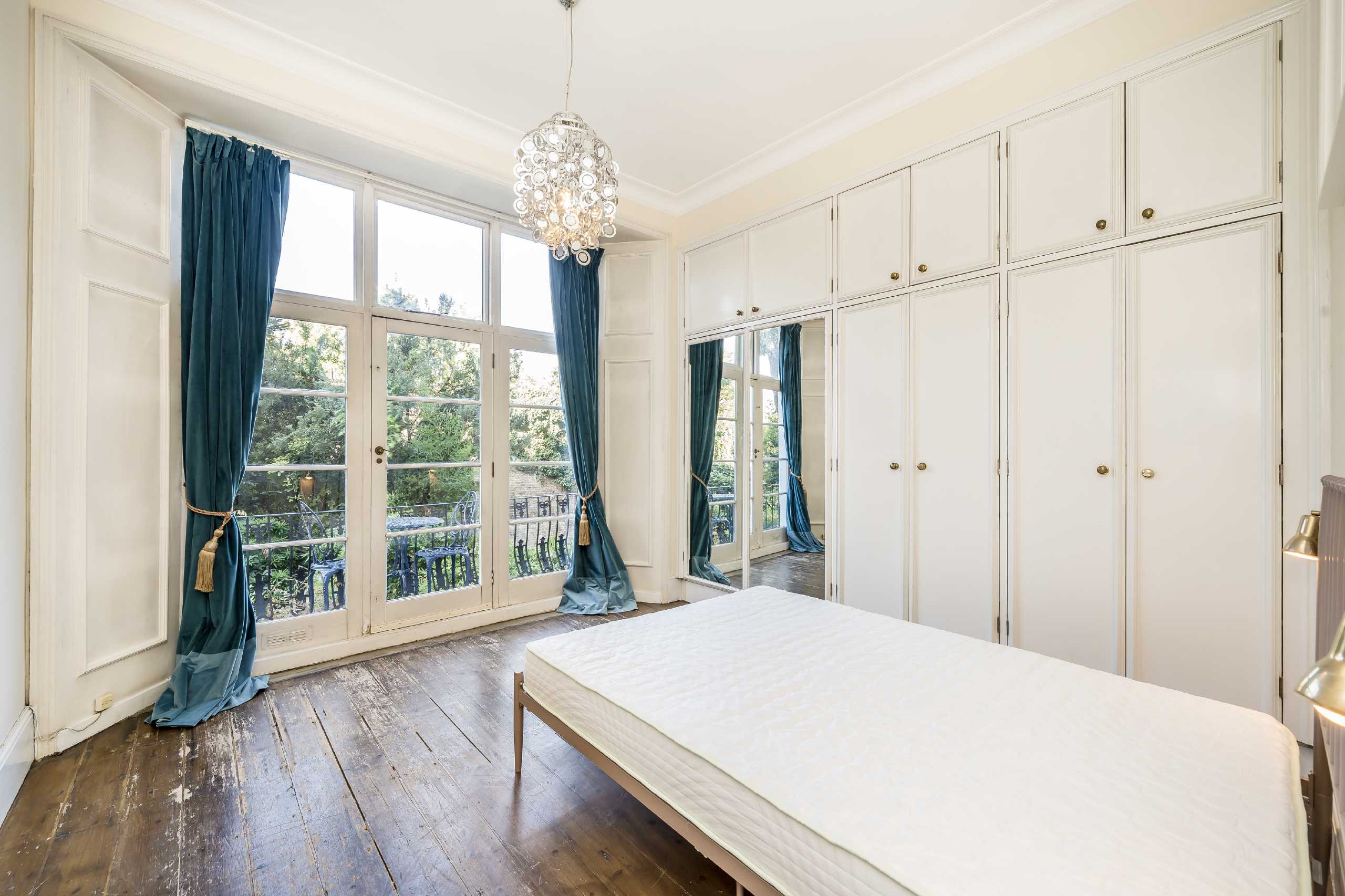 Flat Holland Road in Greater London