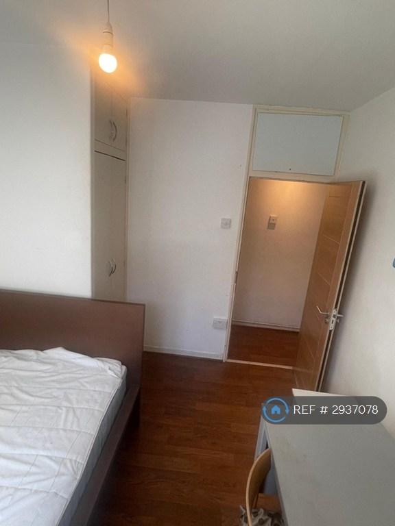 Room Meadow Road in Greater London