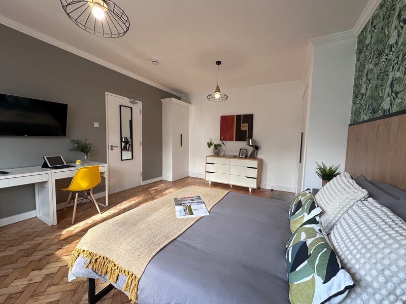 Room Bewlys Road in Greater London