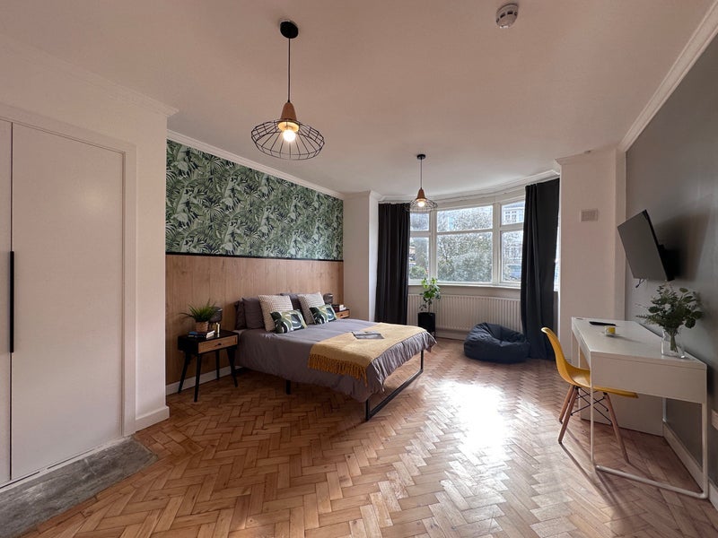 Room Bewlys Road in Greater London