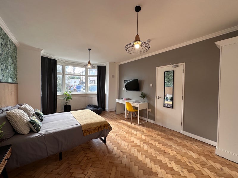 Room Bewlys Road in Greater London