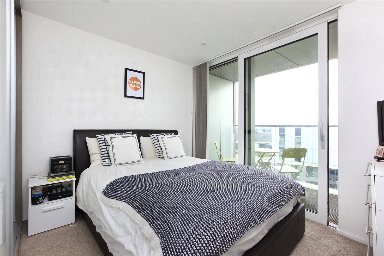 Flat Buckhold Road in Greater London
