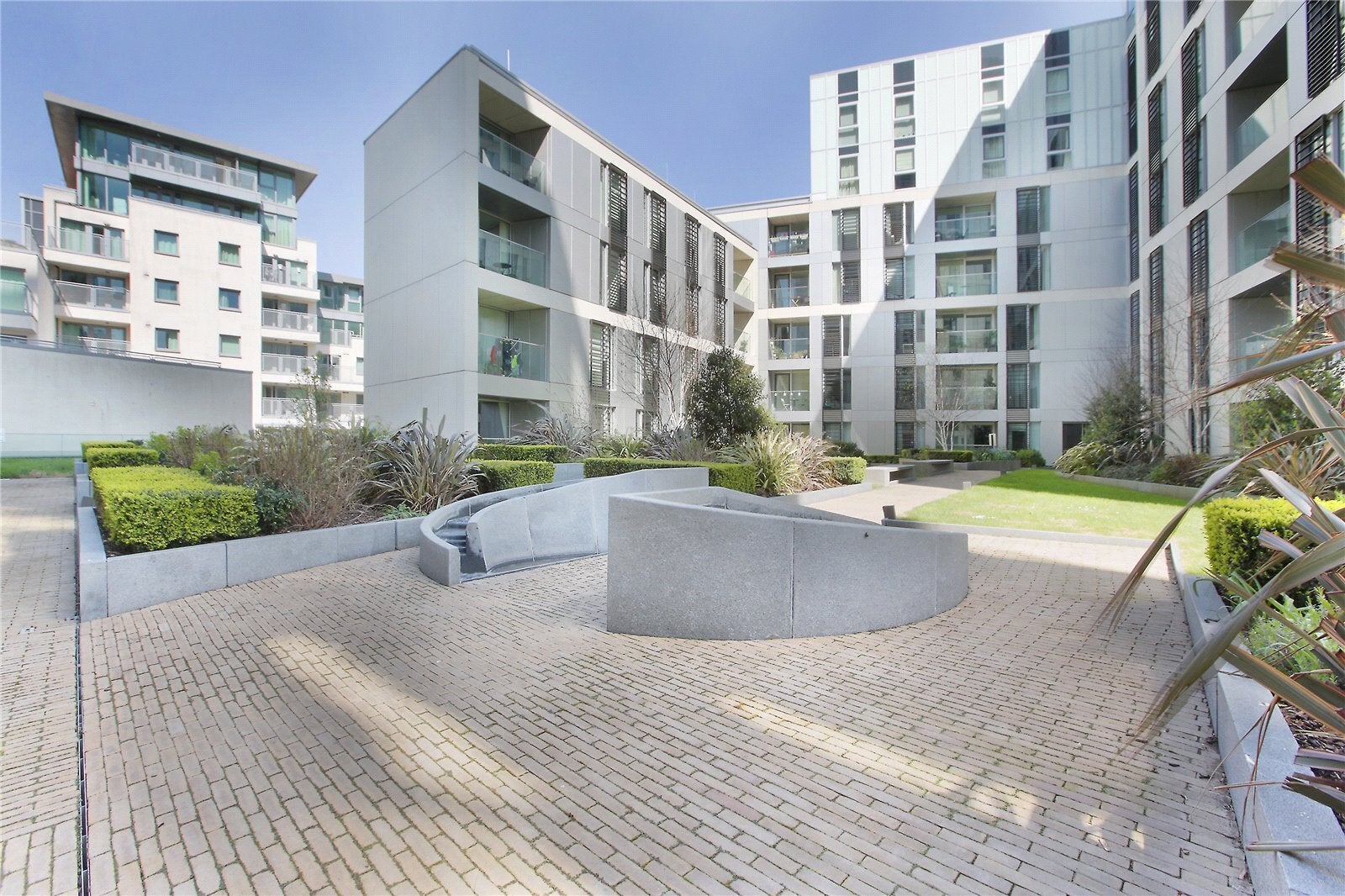 Flat Buckhold Road in Greater London