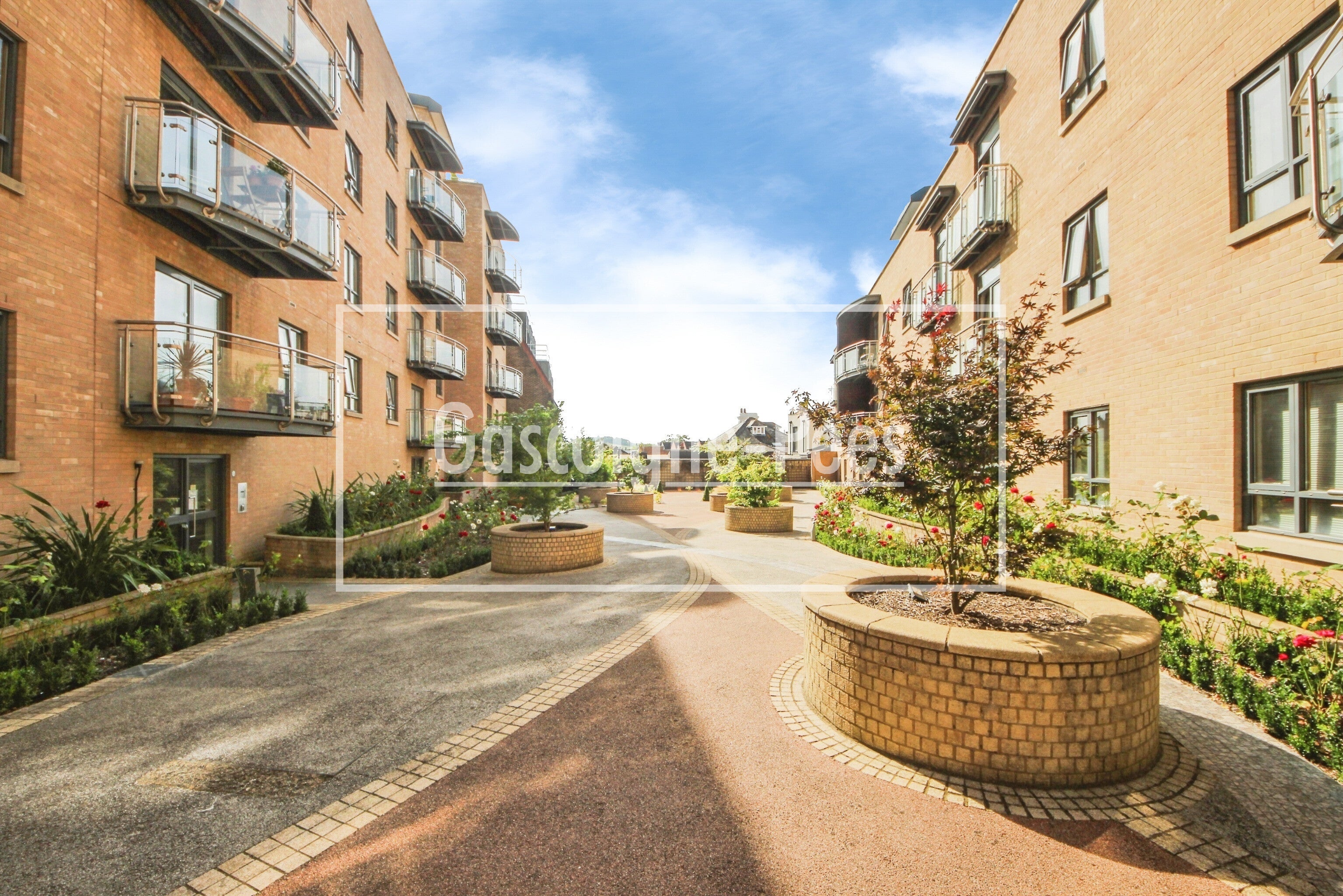 Flat Station Approach in Guildford