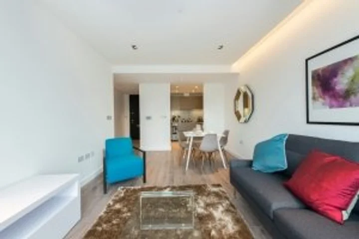 Flat Alie Street in Greater London