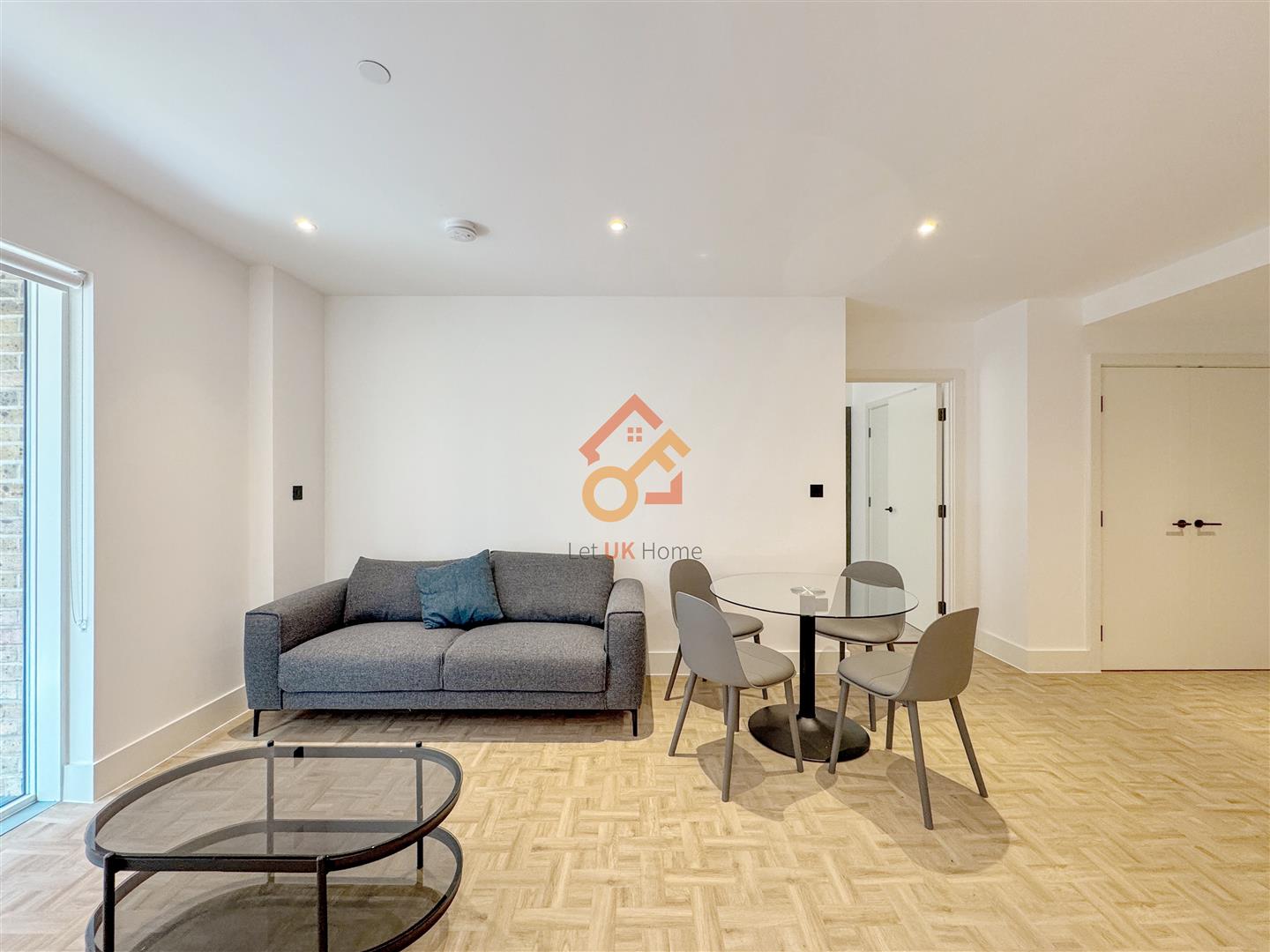 Flat Monarch Square in Greater London