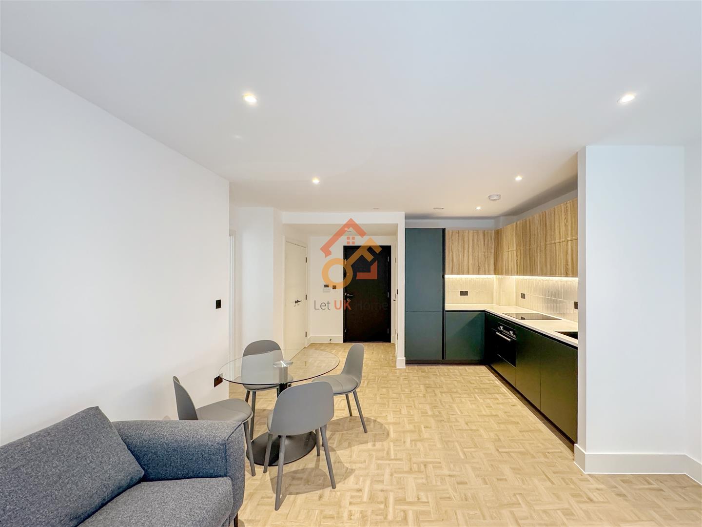 Flat Monarch Square in Greater London