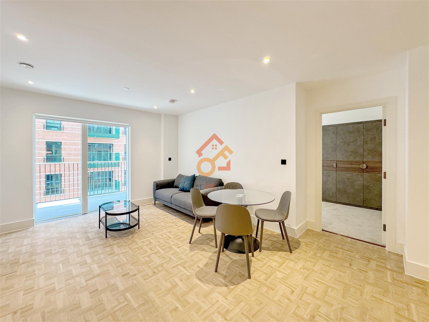 Flat Monarch Square in Greater London