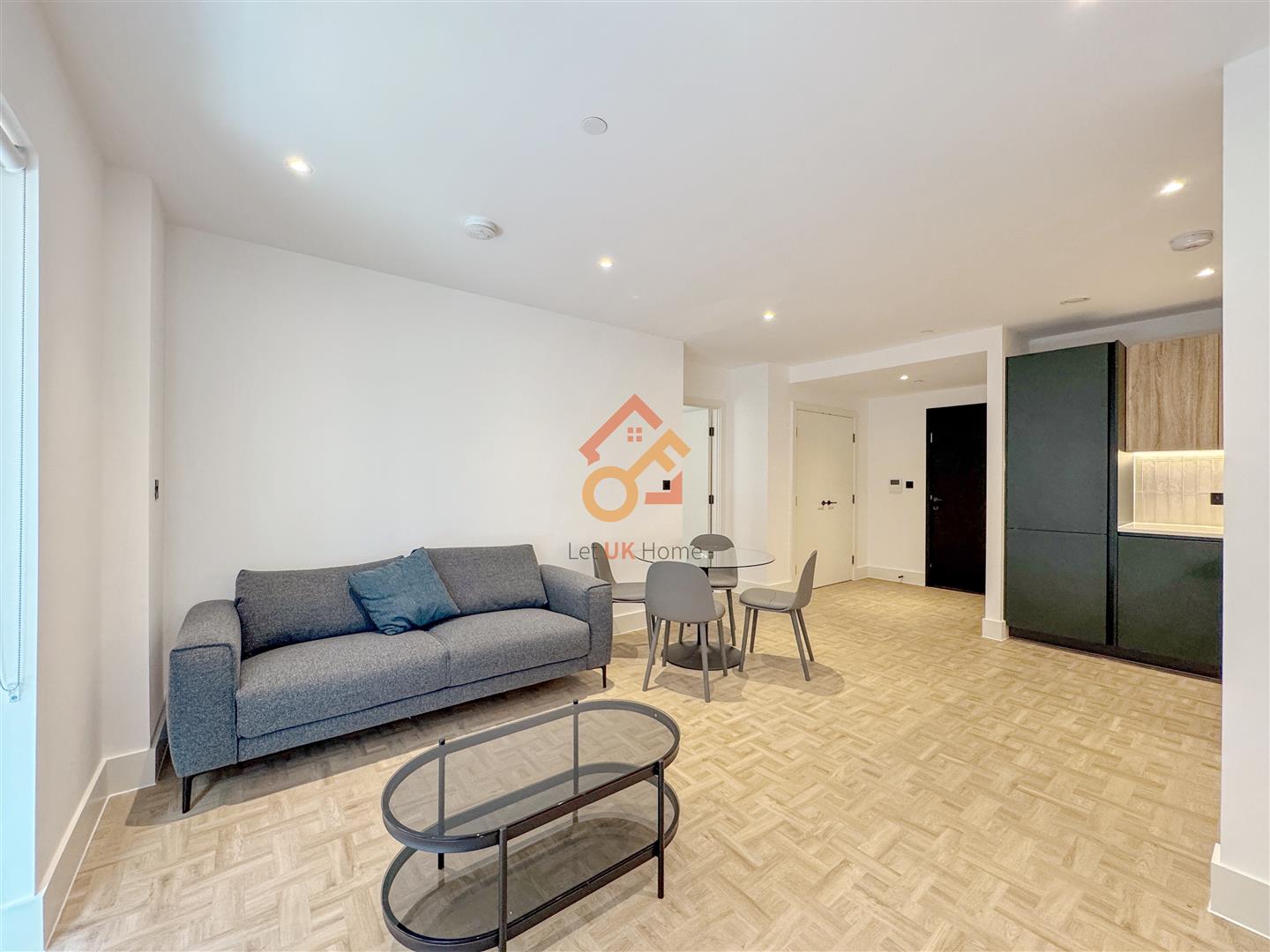 Flat Monarch Square in Greater London