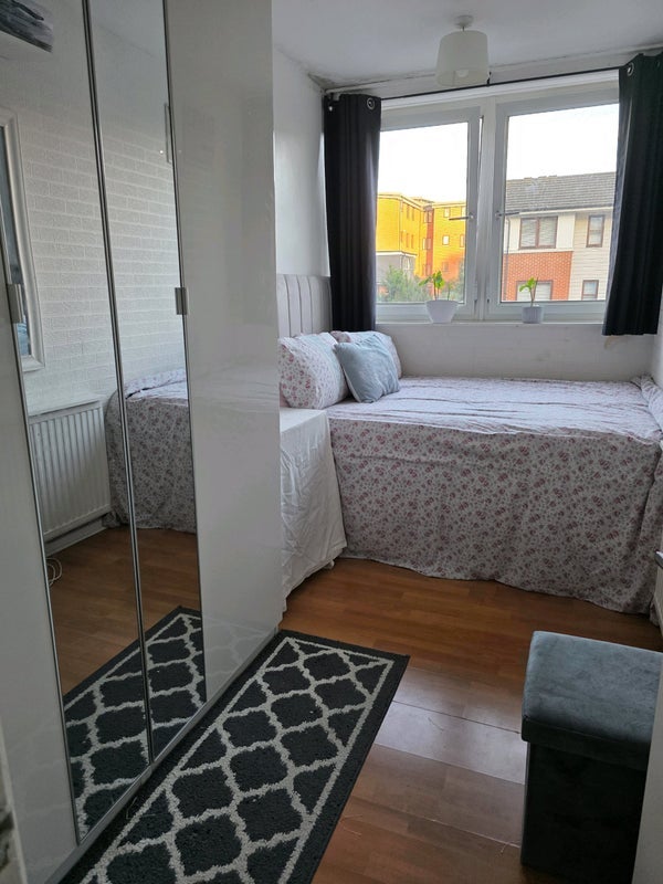 Room St Helena Road in Greater London