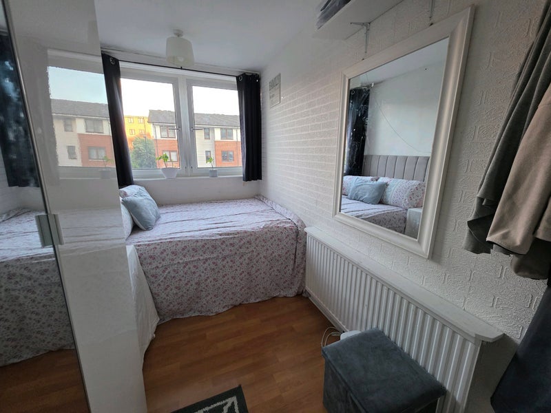 Room St Helena Road in Greater London