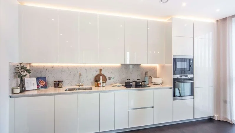 Flat Ponton Road in Greater London
