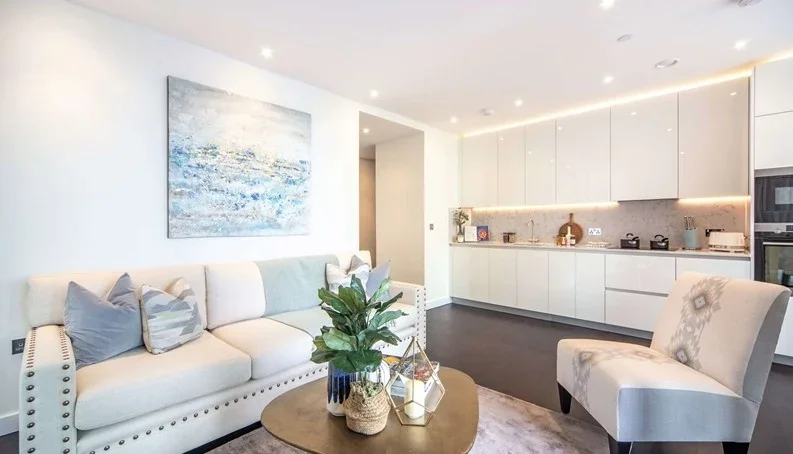 Flat Ponton Road in Greater London