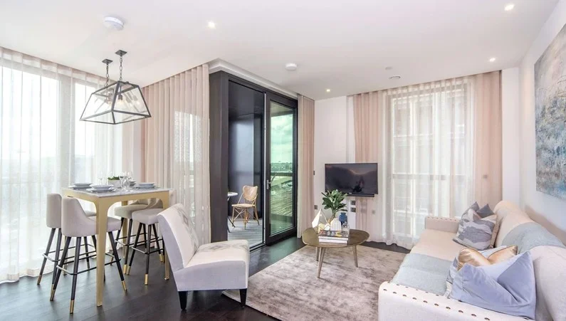 Flat Ponton Road in Greater London