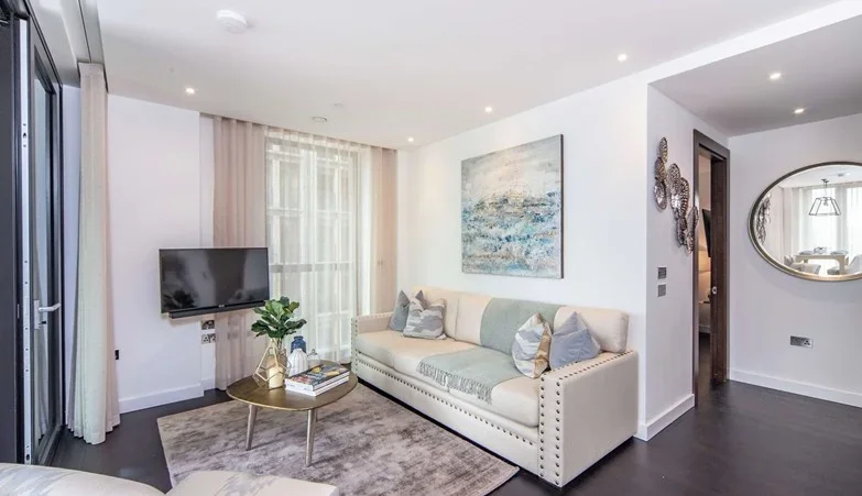 Flat Ponton Road in Greater London