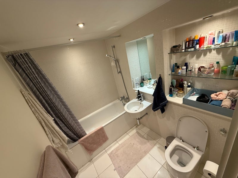Room Prestons Road in Greater London