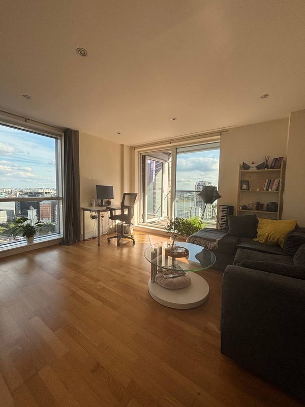 Room Prestons Road in Greater London