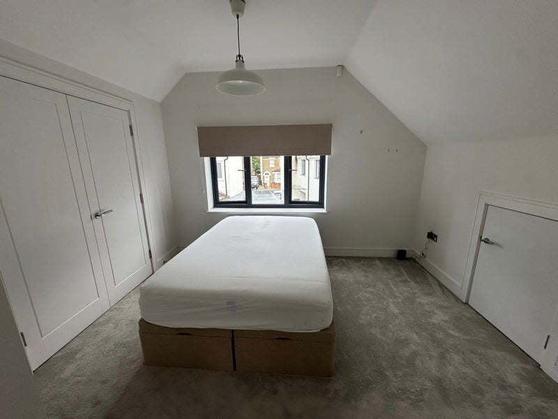 Room Oval Road in Greater London