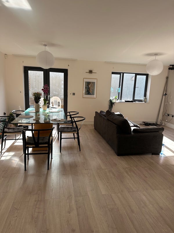 Room Oval Road in Greater London