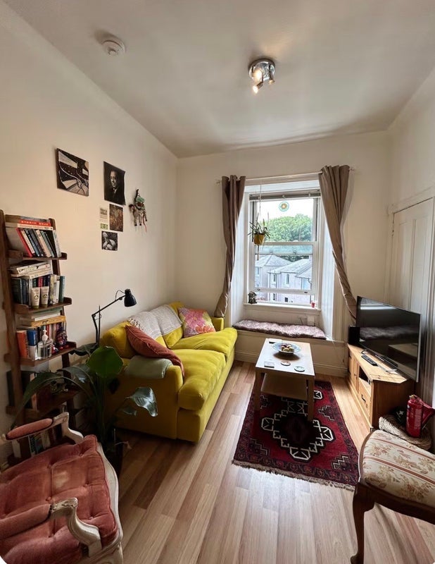 Flat Meadowbank Crescent in City of Edinburgh