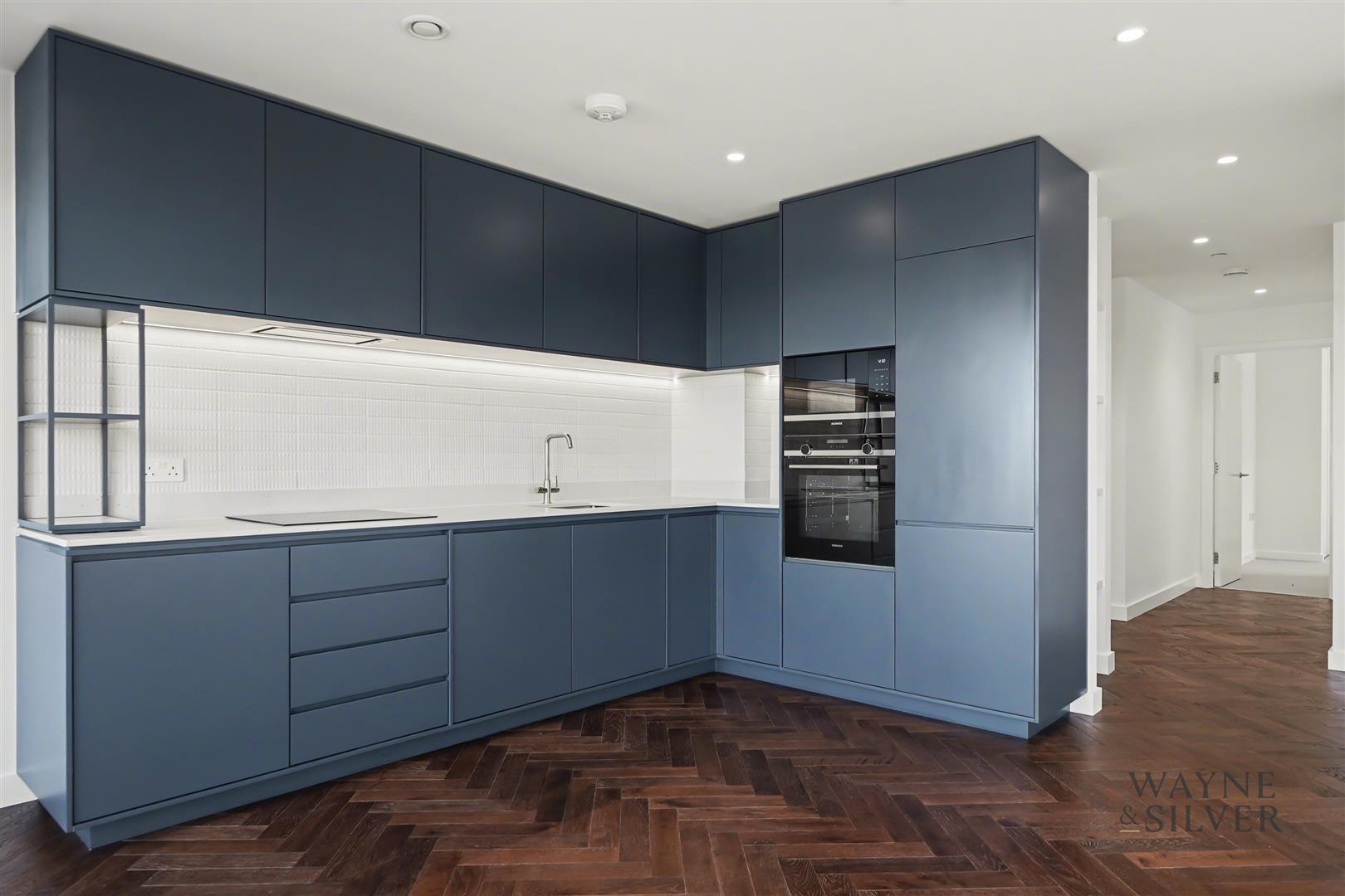 Flat Parkview Avenue in Greater London