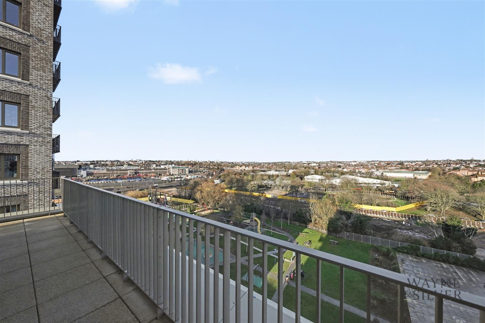 Flat Parkview Avenue in Greater London