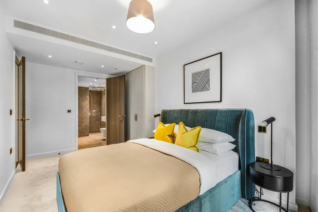 Flat Carnation Way in Greater London