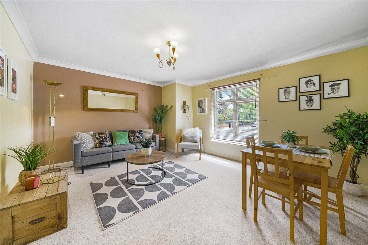 Flat Leigham Court Road in Greater London
