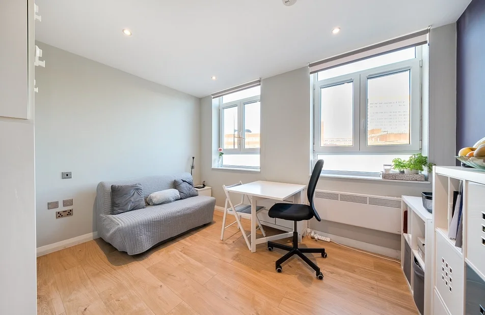 Flat Mercia Grove in Greater London