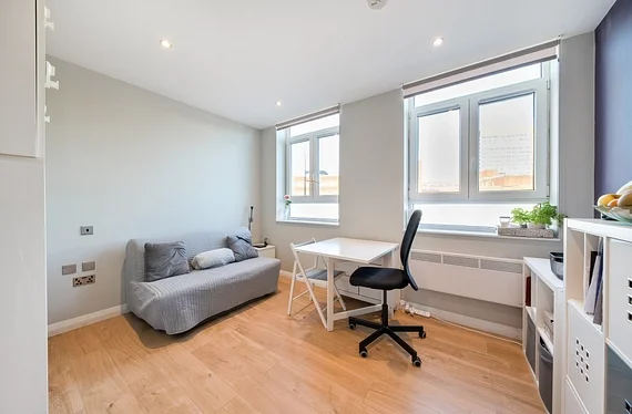 Flat Mercia Grove in Greater London