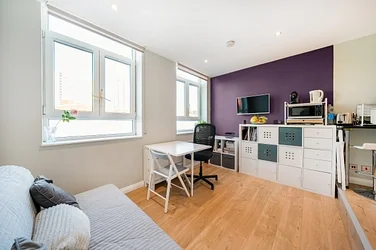 Flat Mercia Grove in Greater London
