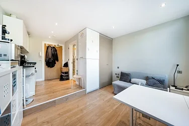 Flat Mercia Grove in Greater London