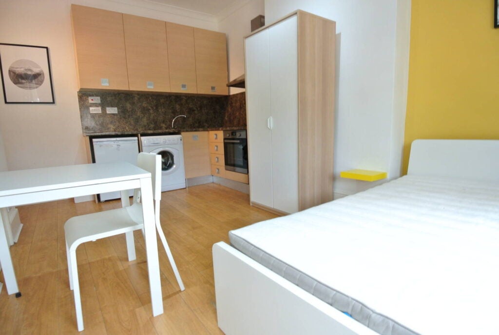 Room Rutland Park in Greater London