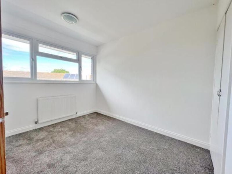 Flat Stroud Green Drive in Arun
