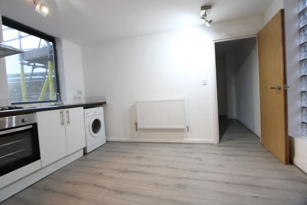 Flat Mitcham Road in Greater London