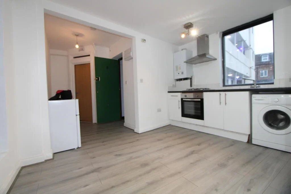 Flat Mitcham Road in Greater London